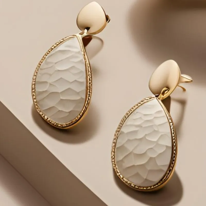 Boucles d’oreilles pendantes Solea en plaqué or et nacre blanche 1 Boucles d’oreilles pendantes Solea en plaqué or et nacre blanche